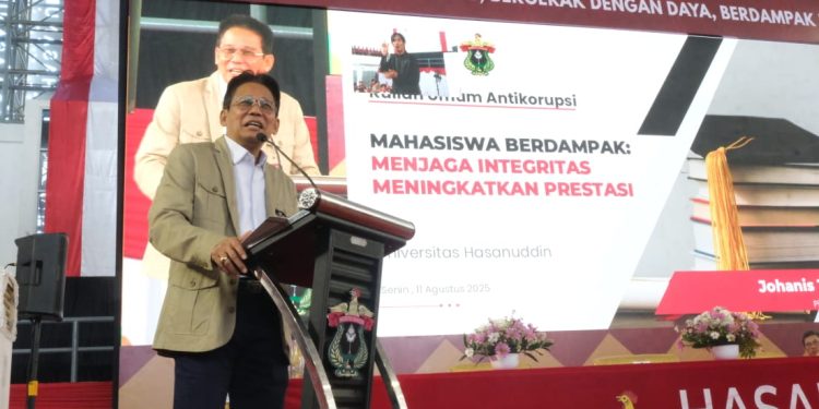 Wakil Ketua KPK RI, Dr Johanis Tanak SH MH saat menyampaikan materi kuliah umum pada PKKMB Unhas di JK Arenatorium (GOR Unhas), Senin (11/08). Foto: IDENTITAS/Rizqiyah Awaliyah