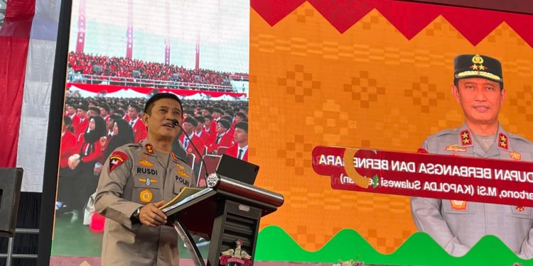 Momen Saat Kapolda Sulsel, Irjen Pol Drs Rusdu Hartono M Si, paparkan kuliah umum di Gelanggang Olahraga (GOR) JK Arenatorium Unhas, Senin (11/08). Foto : IDENTITAS/ Rizqiyah Awaliyah.