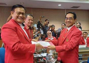 Bakal Calon Rektor Unhas periode 2026-2030, Prof Jamaluddin Jompa (kanan) menyerahkan berkas pencalonan kepada Ketua PPR, Prof Hasanuddin Tahir (kiri) di Ruang Rapat A Gedung Rektorat Unhas, Senin (11/08). Foto: IDENTITAS/Ismail Basri