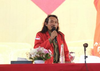 Alumni Antropologi Unhas, Abd Haris Agam saat Talk show di PKKMB Unhas yang bertempat di JK Arenatorium (GOR Unhas), Senin (11/08). Foto: IDENTITAS/Muh Fadhel Perdana.