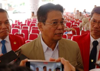 Dr Johanis Tana SH MH, saat sesi wawancara menyampaikan pertanyaan publik terkait operasi pelaksanaan Operasi Tangkap Tangan (OTT) oleh KPK di Gelanggang Olahraga (GOR) Jk Arenatoroum Unhas, Senin (11/08). Foto IDENTITAS/Syahrial.