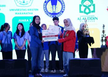 Potret penyerahan hadiah kategori best speaker dalam lomba MYNDC di Mal Phinisi Point, Minggu (10/08). Foto: Dokumentasi Pribadi