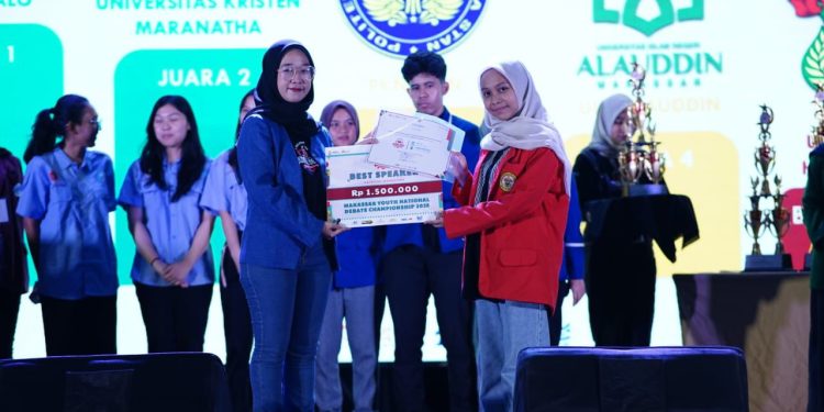 Potret penyerahan hadiah kategori best speaker dalam lomba MYNDC di Mal Phinisi Point, Minggu (10/08). Foto: Dokumentasi Pribadi