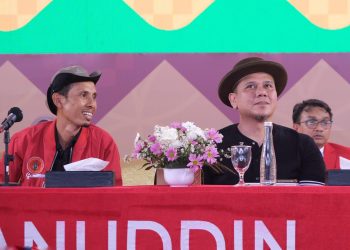 Darmawan Denassa SS (Kiri) bersama Andi Fadly Arifuddin SE pada kegiatan PKKMB Unhas 2025, yang diselenggarakan di GOR JK Arenatorium Unhas, Senin (11/08). Foto: IDENTITAS/Muh Fadhel Perdana.