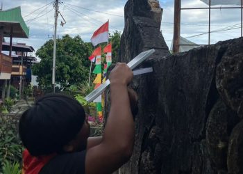 Pemasangan Lampu Tenaga Surya di Kantor Desa Maritengngae, Senin (11/08). Foto: Dokumentasi Pribadi