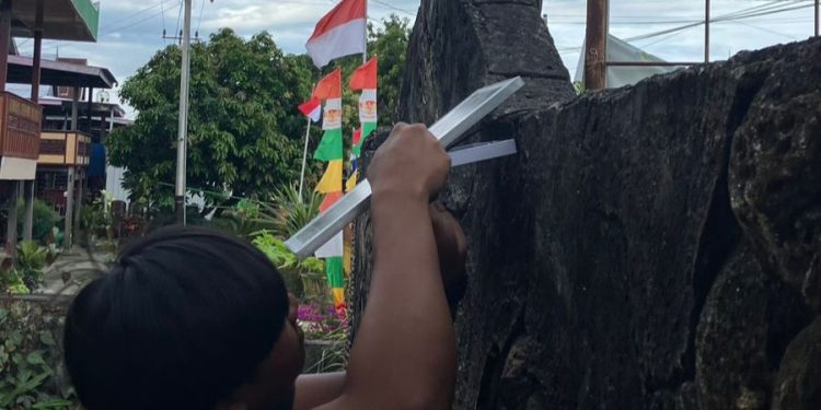 Pemasangan Lampu Tenaga Surya di Kantor Desa Maritengngae, Senin (11/08). Foto: Dokumentasi Pribadi