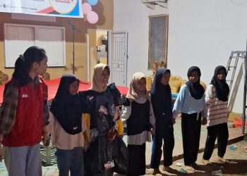 Foto bersama penanggung jawab program kerja dengan salah satu penampil teater di Desa Romanglasa, Kabupaten Gowa, Sabtu (09/08). Foto: Dokumentasi Pribadi.