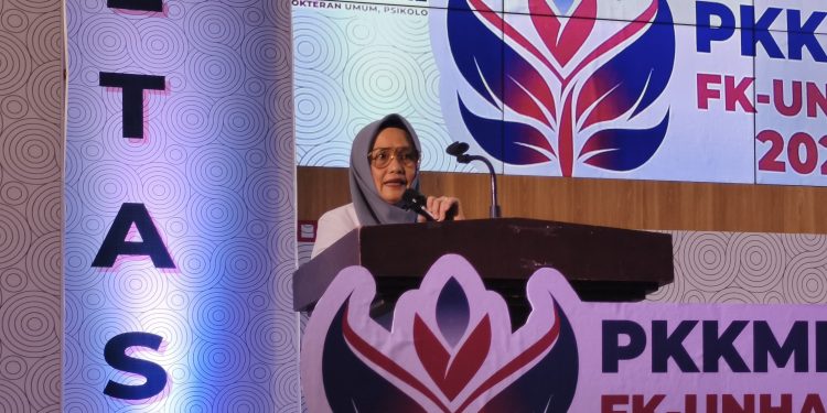 Dekan FK Unhas saat memberi sambutan dalam PKKMB FK di Auditorium Prof Amiruddin, Selasa (12/08). Foto: IDENTITAS/Shanabell Chiara Kusuma.