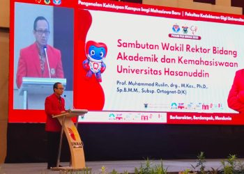 Wakil Rektor Bidang Akademik dan Kemahasiswaan Unhas, Prof Ruslin saat Membuka Kegiatan PKKMB FKG di Unhas Hotel & Convention, Selasa (12/08). Foto: IDENTITAS/Nurenci Ananda Pasaribu