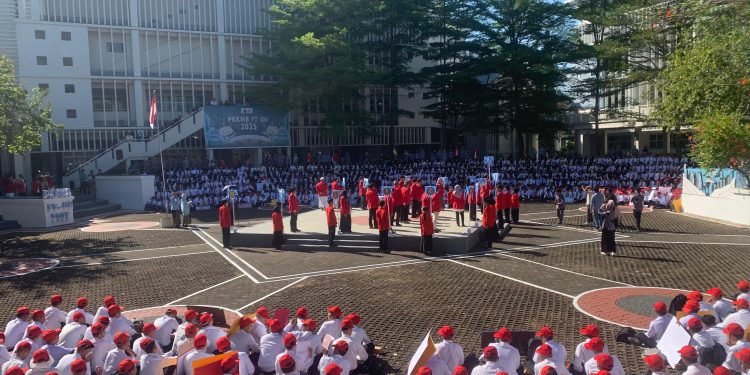 Suasana PKKMB FT Unhas 2025 di Ampitheatre FT Unhas, Selasa (12/08). Foto: IDENTITAS/Fadhlil Azhim