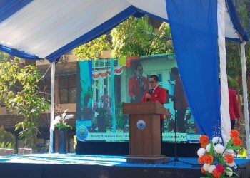 Dekan FIKP Unhas, Prof Safaruddin SPi MP PhD memberikan sambutan dalam PKKMB Fakultas Ilmu Kelautan dan Perikanan Unhas di Parkiran Gedung FIKP, Selasa (12/08). Foto: IDENTITAS / Naila Islamiah Syahrir.