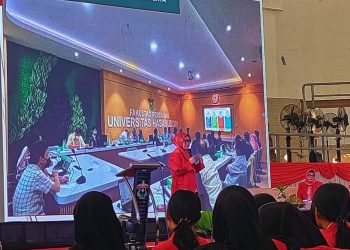 Potret dekan Fakultas Pertanian, Prod Dr Ir Rismawaneswati SP MP, mengenalkan fasilitas kampus di GOR JK Arenatorium Unhas, Selasa (12/08). Foto: IDENTITAS/Andi Nadya Tenrisulung.