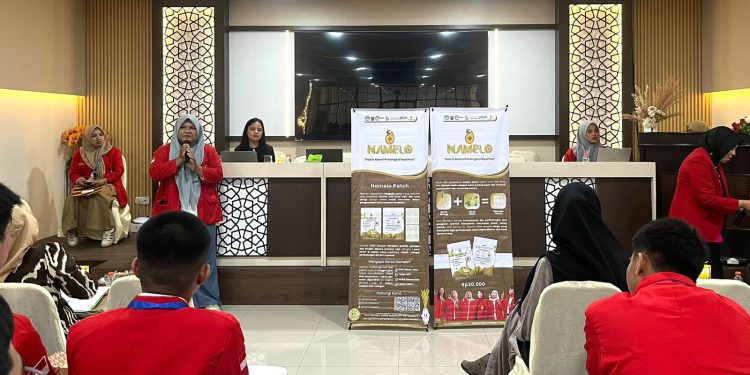Ketua Tim PKM-K Unhas mempresentasikan produk "Namelo: Patch Alami Penangkal Nyamuk", Sekaligus Launching Perdana di Auditorium Fakultas Farmasi, Selasa (12/08). Foto: IDENTITAS/Deby Risma Ridwan
