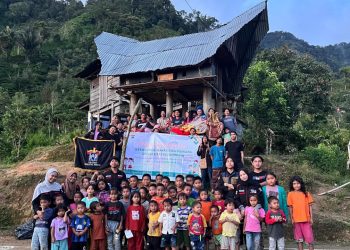 Foto bersama anggota KMP-UNHAS bersama Masyarakat Kampung Opang pada kegiatan pengabdian masyarakat, yang dilakukan di Kampung Opang, Dusun Batu Sura, Desa Lembang Mesakada, Kecamatan Lembang, Kabupaten Pinrang, Sabtu-Selasa (09-12/08).