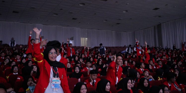 Mahasiswa baru FISIP Unhas 2025 antusias mengikuti rangkaian kegiatan PKKMB di Baruga Andi Pangeran Pettarani, Selasa (12/08). Foto: IDENTITAS/Fahry Muhammad