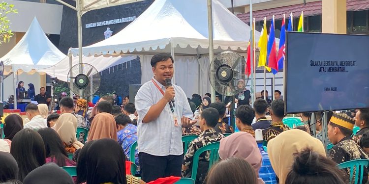 Faisal Oddang Tekankan Sastra sebagai Sarana Berpikir Kritis dalam PKKMB FIB Unhas