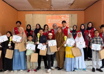 Foto bersama pada kegiatan lomba cerdas cermat dengan tema “Cerdas Bersama, Raih Prestasi” di Aula Kantor Lurah Tamalanrea Jaya, Selasa (12/08). Foto : Dokumentasi pribadi.