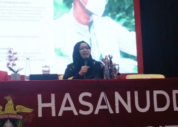Peneliti BRIN, Lilis Mulyani PhD saat Memaparkan Integritas Riset dan Publikasi pada PKKMB Pascasarjana Unhas di Baruga Andi Pangerang Pettarani, Kamis (14/08). Foto: IDENTITAS/Fadhlil Azhim