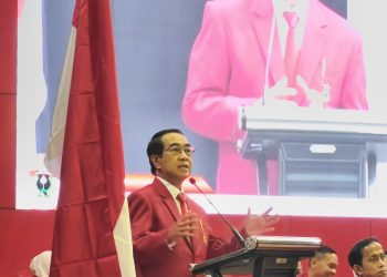Prof JJ saat memberi sambutan pada PKKMB Pascasarjana di Baruga AP Pettarani Unhas, Kamis (14/08). Foto: IDENTITAS/Shanabell Chiara Kusuma.