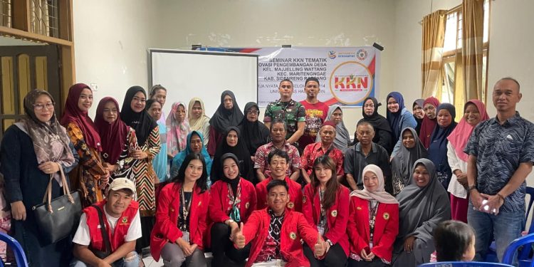 Potret Tim mahasiswa KKN-T Unhas setelah paparkan hasil karya, inovasi, dan dedikasinya selama KKN di Aula Kantor Lurah Majjelling Wattang, Kecamatan Maritengngae, Kabupaten Sidenreng Rappang, Kamis (14/08). Foto: Dokumentasi Pribadi