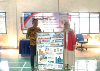 Potret penyerahan Peta Informasi Potensi Desa oleh mahasiswa KKN-T Unhas kepada pihak Desa Bontotangnga, Jumat (16/08). Foto : Dokumentasi pribadi.