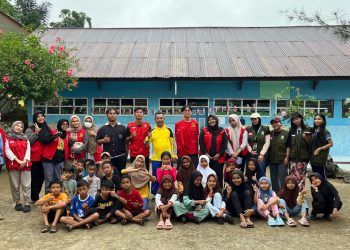 Foto bersama KKN-T Gelombang 114 dengan warga Desa Bonto Tappalang, Kecamatan Tompobulu, Kabupaten Bantaeng, Sabtu (16/08). Foto: Dokumentasi Pribadi