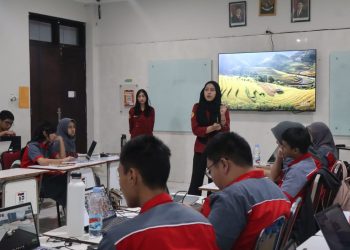 Tim HLSC Unhas saat menyampaikan materi kepada siswa-siswi di SMK Telkom Makassar, Selasa (19/09). Foto: Dokumentasi Pribadi