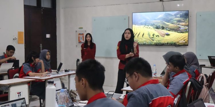 Tim HLSC Unhas saat menyampaikan materi kepada siswa-siswi di SMK Telkom Makassar, Selasa (19/09). Foto: Dokumentasi Pribadi
