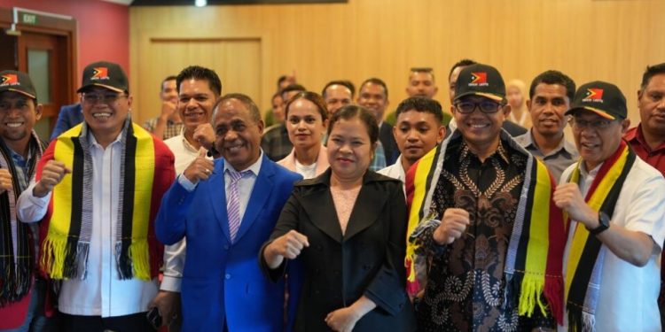 Foto bersama pasca penyambutan 69 mahasiswa baru asal Timor Leste di Ruang Lounge Lantai 8, Gedung Rektorat Unhas, Selasa (19/08). Foto: Dokumentasi pribadi.