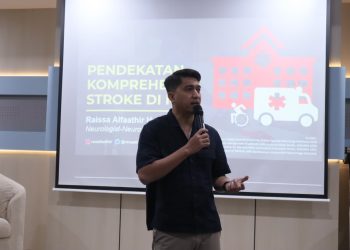 dr Raissa Alfaathir Heri SpN saat memaparkan materi terkait Pendekatan Komprehensif Stroke di Instalasi Gawat Darurat (IGD) di Auditorium Lt. 2 Gedung Internasional Fakultas Kedokteran Unhas, Rabu (20/08). Foto: IDENTITAS/Aynun Lutfiya