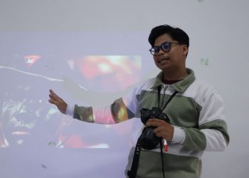 Juru Kamera Unhas TV, Andi Muhammad Syafrizal ketika menjadi pemateri pada kelas fotografi di Rumah Kecil identitas Unhas, Kamis (21/08). Foto: IDENTITAS/Fathimah Nur Khalidah Rahman