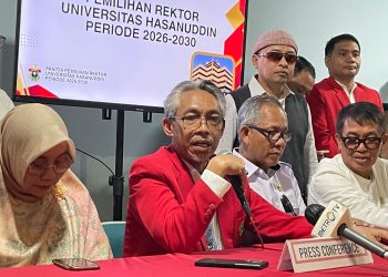 Prof Budu dalam konferensi pers pasca penyerahan berkas Bakal Calon Rektor Unhas 2026-2030 di luar Ruang Rapat A Lantai 4 Gedung Rektorat Unhas (22/08). Foto: IDENTITAS/Rizqiyah Awaliyah
