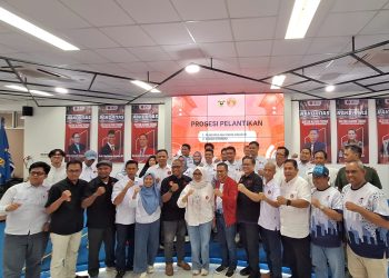 Sesi Foto bersama Ikatan Alumni (IKA) Teknik Universitas Hasanuddin (Unhas) dalam kegiatan Rapat Koordinasi Nasional (Rakornas) yang digelar di Gedung Centre of Technology (CoT) Lt.1 Fakultas Teknik Unhas Gowa, Sabtu (23/08). Foto: IDENTITAS/Muh Yasin Sudhirajati Gafur.