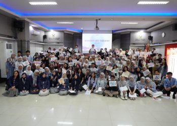 Foto bersama peserta dan panitia kegiatan Mental Inside dan Dialog (MIND) di Lecture Room Molar FKG Unhas, Minggu (21/08). Foto: IDENTITAS/Fathimah Nur Khalidah Rahman