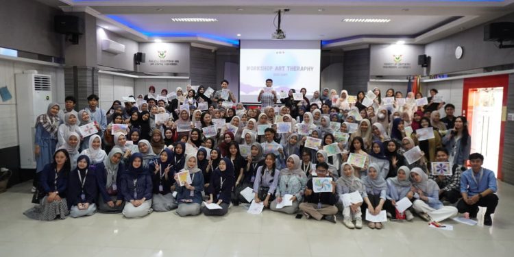Foto bersama peserta dan panitia kegiatan Mental Inside dan Dialog (MIND) di Lecture Room Molar FKG Unhas, Minggu (21/08). Foto: IDENTITAS/Fathimah Nur Khalidah Rahman