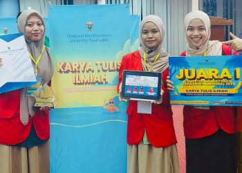 Tim mahasiswa FKM Unhas yang berhasil meraih juara 1 kategori lomba Karya Tulis Ilmiah (KTI) topik "sumber daya kemaritiman" yang diadakan oleh Direktorat Kemahasiswaan Unhas di Gedung LPPM, Sabtu - Minggu (22-23/08). Foto : Dokumentasi Pribadi
