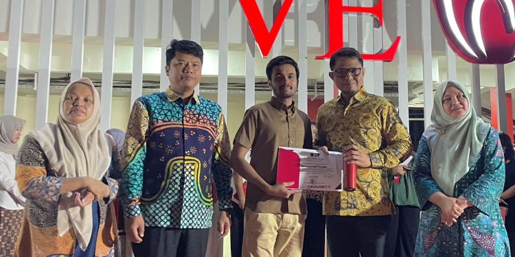 Dekan menyerahkan sertifikat kepada peserta International Summer Program di FKG Unhas, Selasa (26/08). Foto: IDENTITAS/Jalal Rehman