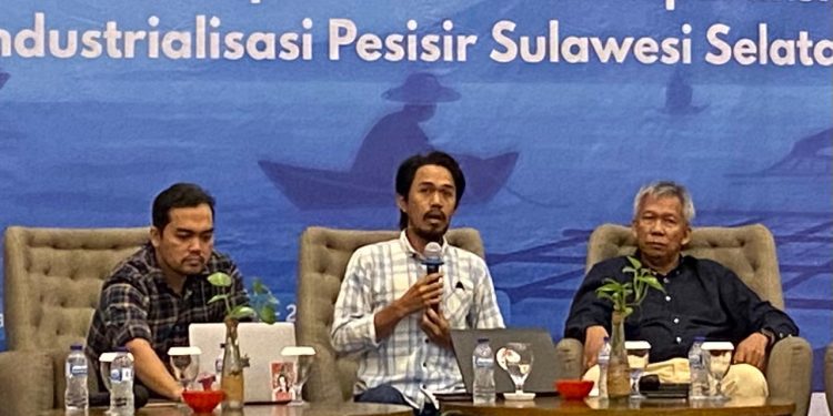 Muhammad Ismail selaku Perwakilan LBH Makassar saat menjaid penanggap dalam Diskusi Publik di Ballroom Unhas Hotel & Convention, Rabu (27/08). Foto: IDENTITAS/Joyvien Christy Caroline Soetardjo