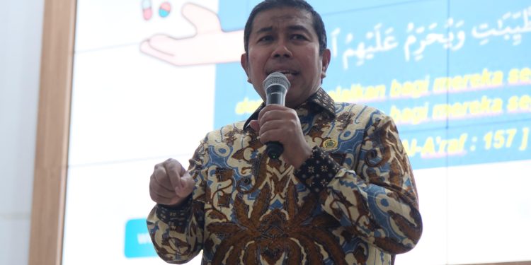 Wakil Rektor IV Bidang Kerjasama dan Pengembangan Lembaga Universitas Islam Negeri (UIN) Sumatera Utara Medan, Prof Dr Muzakkir M A ketika menyampaikan materi pada Kuliah Tamu di Aula Auditorium Prof Andi Amiruddin, Rabu (27/08). Foto : IDENTITAS/Fathimah Nur Khalidah Rahman