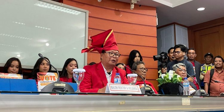 dr Marhaen Hardjo PhD di Ruang Rapat A Lantai 4 Gedung Rektorat Unhas, Kamis (28/08). Marhaen merupakan pendaftar ketiga dalam kontestasi Pilrek Unhas 2026. Foto: IDENTITAS/Rizqiyah Awaliyah