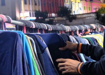 Tampak pembeli sedang memilih pakaian bekas di deretan banyaknya pakaian bekas yang digantung. Foto: IDENTITAS/Wahyu Alim Syah.