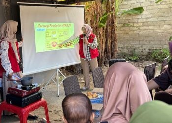 Pemberian materi oleh mahasiswa KKN di Posyandu Baji Gau, Dusun Lassang-Lassang, Desa Arungkeke, Kabupaten Jeneponto, Rabu (06/08). Foto: Dokumentasi Pribadi