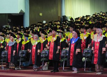 Wisudawan Unhas dalam balutan toga baru. Foto: IDENTITAS/MNFJ