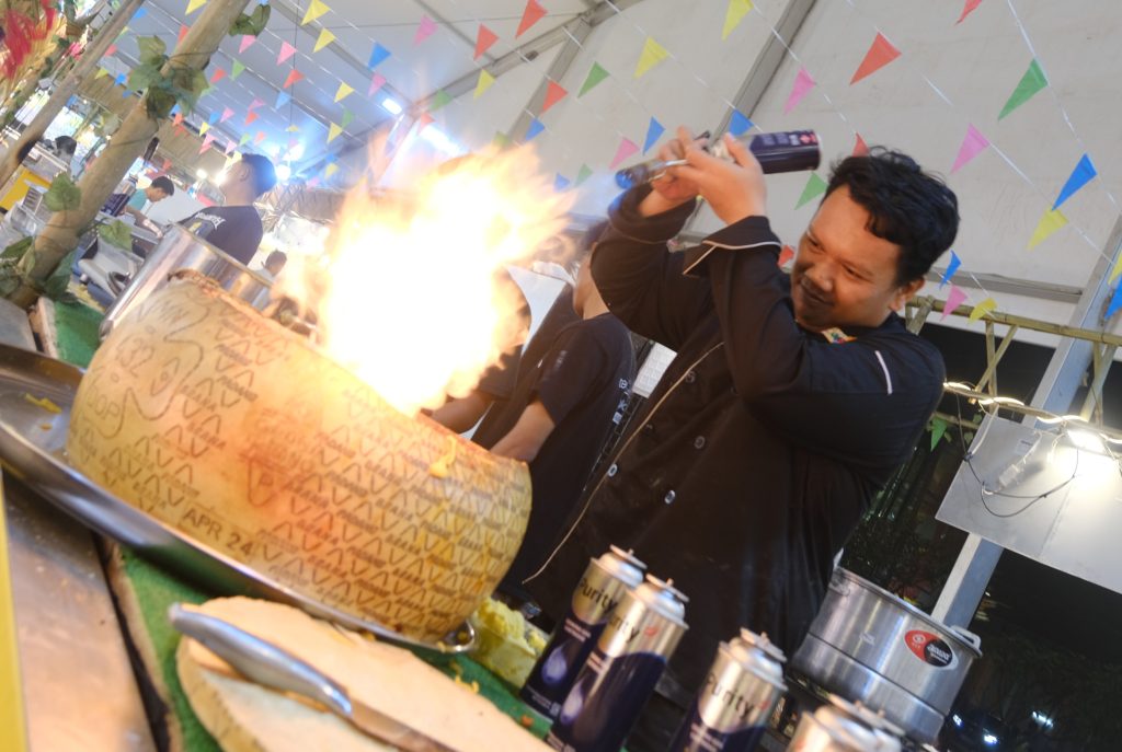 Mac and Cheese Vicenzo yang diolah langsung di atas keju seharga 16 juta.