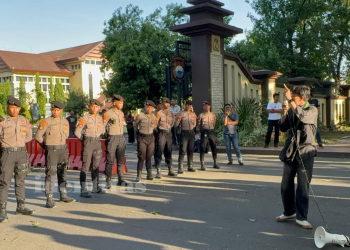 Salah satu massa aksi menyampaikan orasi di depan deretan aparat kepolisian saat unjuk rasa berlangsung di Mabes Polri Sulsel, Senin (01/09). Foto: IDENTITAS/MAU