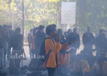 Salah seorang perwakilan Aliansi Mahasiswa menyampaikan orasi pada aksi demonstrasi di bawah Jembatan Layang AP Pettarani, Senin (01/09). Foto: IDENTITAS/Fdel