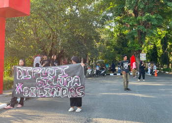 Aksi Teatrikal Jalanan "Dijanji, Dilupa, Dilindas" oleh UKM Teater Unhas di Pintu 1 Unhas, Jumat (05/09). Foto: IDENTITAS/Klee