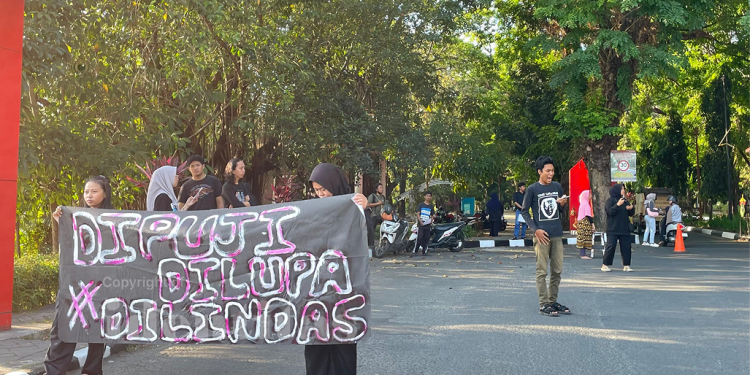Aksi Teatrikal Jalanan "Dijanji, Dilupa, Dilindas" oleh UKM Teater Unhas di Pintu 1 Unhas, Jumat (05/09). Foto: IDENTITAS/Klee