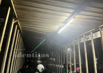 Mahasiswa dan pengguna jalan lainnya saat berteduh di bawah Halte D yang atapnya telah bocor, Rabu (10/09). Foto: IDENTITAS/CPRS