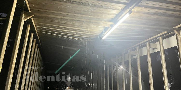 Mahasiswa dan pengguna jalan lainnya saat berteduh di bawah Halte D yang atapnya telah bocor, Rabu (10/09). Foto: IDENTITAS/CPRS